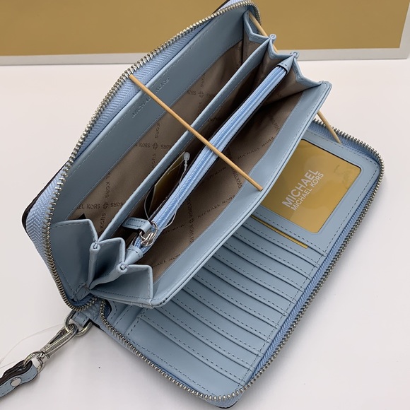 MICHAEL KORS LARGE TRAVEL CONTINENTAL WRISTLET WALLET PALE OCEAN COLOR - Picture 6 of 14